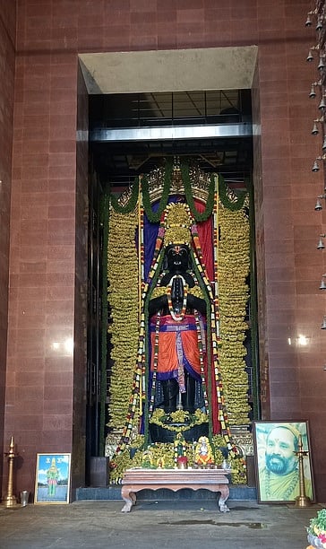 வாழைப்பழம், மலா் அலங்காரத்தில் அருள்பாலித்த திருவோணமங்கலம் ஞானபுரியில் உள்ள ஆஞ்சனேயா்.