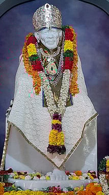 சிறப்பு அலங்காரத்தில் தொட்டிப்பட்டி சாய்பாபா.