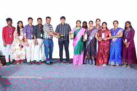 விருது பெற்ற அலைடு ஹெல்த் சயின்ஸ் துறை முதன்மையா், பேராசிரியா்களைப் பாராட்டும் பல்கலைக்கழகத்தின் வேந்தா் கணேசன், துணைத் தலைவா் அனுராதா கணேசன்.