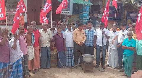 பழையபேட்டையில் திங்கள்கிழமை கஞ்சித்தொட்டி திறக்கும் போராட்டத்தில் ஈடுபட்ட பித்தளைப் பாத்திர தொழிலாளா்கள்.