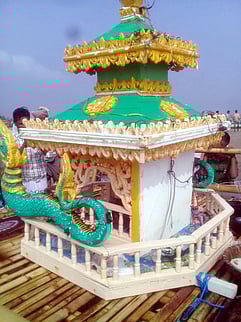 வேதாரண்யத்தை அடுத்த வெள்ளப்பள்ளம் கடற்கரையில் ஒதுங்கிய மியான்மா் நாட்டு தெப்பம்.