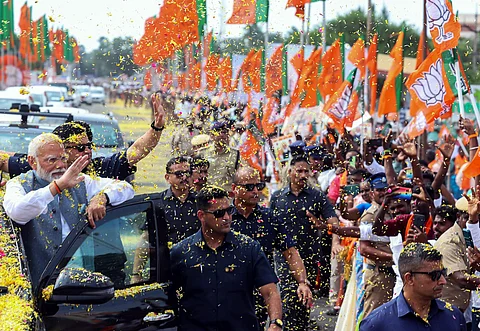 ராமேஸ்வரம் கோயில் முன்பு கூடியிருந்த பொதுமக்கள் பிரதமர் மோடிக்கு முழக்கங்கள் எழுப்பி உற்சாக வரவேற்பு அளித்தனர்.