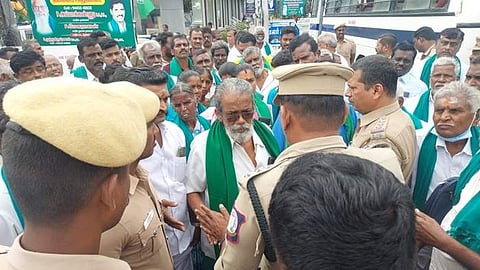 திருச்சியில் மோடியை கண்டித்து சாலை மறியல் போராட்டத்தில் ஈடுபடுவதற்காக வீட்டை விட்டு வெளியேறிய அய்யாக்கண்ணு உள்ளிட்ட 100-க்கும் மேற்பட்ட விவசாயிகள் காவல்துறையினர் தடுத்து நிறுத்தி கைது செய்தனர்.