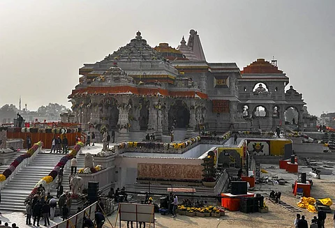 அயோத்தியில் பிரம்மாண்டமாக கட்டப்பட்டுள்ள ராமா் கோயிலில் சிலை பிராணப் பிரதிஷ்டை முன்னிட்டு கோயில் முழுவதும் மலா்கள் மற்றும் சிறப்பு விளக்குகளால் அலங்கரிக்கும் பணி முழுவீச்சில் நடைபெற்று வருகிறது.