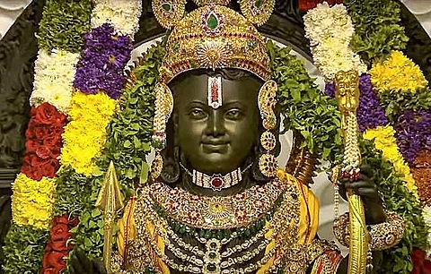 அயோத்தியில் பிரதிஷ்டை செய்யப்பட்ட ராமரின் சிலை