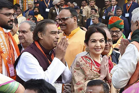 அயோத்தியில் நடைபெற்ற பிரான் பிரதிஷ்டா விழாவில் கலந்து கொண்ட ரிலையன்ஸ் இண்டஸ்ட்ரீஸ் தலைவர் முகேஷ் அம்பானி மற்றும் ரிலையன்ஸ் அறக்கட்டளையின் நிறுவனர் மற்றும் தலைவர் நீதா அம்பானி ஆகியோர்.