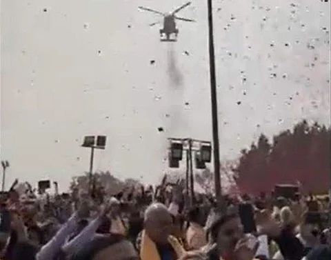 அயோத்தியில் ஹெலிகாப்டர்கள் மூலம் தூவப்பட்ட பூக்கள்!