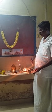 அயோத்தி ராமா் சிலை பிரதிஷ்டை; வீடுகளில் விளக்கேற்றி வழிபாடு