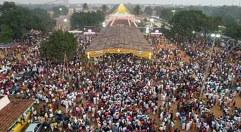 கடலூரில் அதிகாலை முதலே தைப்பூசம் பண்டிகையை முன்னிட்டு ஆயிரக்கணக்கான பக்தர்கள் கோயிலில் குவிந்து சாமி தரிசனம் செய்து வருகின்றனர்.