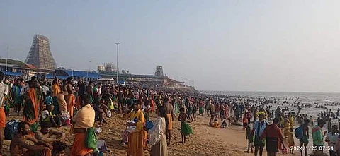 திருச்செந்தூர் முருகன் கோயிலில் தைப்பூசத்தையொட்டி லட்சக்கணக்கான பக்தர்கள் சுவாமி தரிசனம் செய்தனர்.