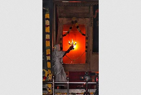 வடலூர் சத்திய ஞானசபையில் 7 திரைகளை நீக்கி வியாழக்கிழமை காலை காட்டப்பட்ட ஜோதி தரிசனம்