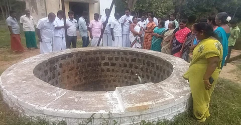 நீரேற்று நிலையத்தைப் பார்வையிடும் அலுவலர்கள் மற்றும் நகர்மன்ற தலைவர்