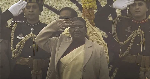 75வது குடியரசு தினம் முன்னிட்டு கா்த்தவ்ய பாதையில் நடைபெற்ற குடியரசுத் தின விழாவில் பங்கேற்ற குடியரசுத் தலைவர் திரௌபதி முர்மு தேசியக் கொடியை ஏற்றி வைத்து மரியாதை செலுத்தினார்.