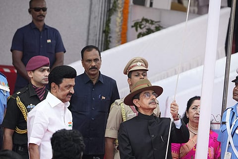 சென்னை, காமராசர் சாலையில் நடைபெற்ற 75வது குடியரசு நாள் விழாவில், தேசிய கொடியினை ஏற்றி வைத்த ஆளுநர் ஆர்.என். ரவி. அருகில் தமிழக முதல்வர் மு.க. ஸ்டாலின் மற்றும் அரசு உயர் அதிகாரிகள்.