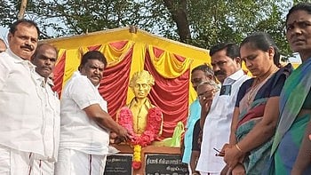 கீழப்பழுவூரில் உள்ள தியாகி சின்னசாமி சிலைக்கு மாலை அணிவித்து மரியாதை செலுத்திய அமைச்சா் சா.சி. சிவசங்கா்.