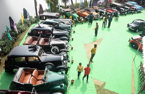கொல்கத்தாவில் உள்ள லேக் கிளப்பில் ஞாயிற்றுக்கிழமை நடைபெற்ற விண்டேஜ் மற்றும் கிளாசிக் கார் கண்காட்சியில் விண்டேஜ் கார்களின் தொகுப்பு.
