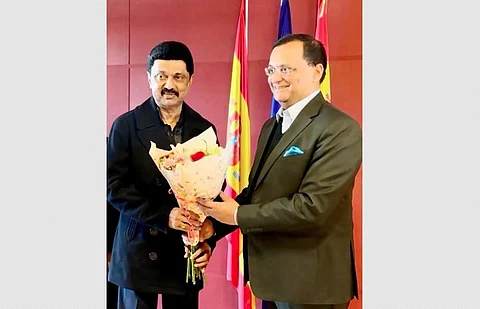 ஸ்பெயினில் முதல்வர் ஸ்டாலினை வரவேற்ற இந்தியத் தூதர் தினேஷ் கே.பட்நாயக் 