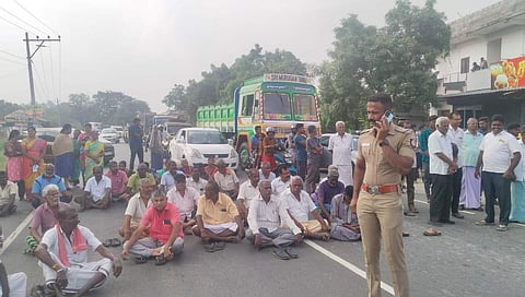 அவிநாசி-மங்கலம் சாலையில் மறியலில் ஈடுபட்ட பொதுமக்கள்.