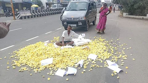 காவல் துறை ரூ.10,000 அபராதம்: பூக்களை கொட்டி வியாபாரி போராட்டம்