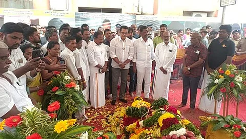 விஜயகாந்த் நினைவிடத்திற்கு வந்து அஞ்சலி செலுத்திய நடிகரும், சமத்துவ மக்கள் கட்சி தலைவருமான சரத்குமார்.