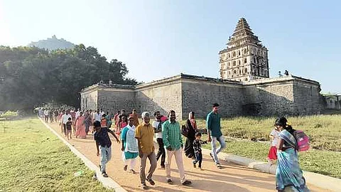  செஞ்சிக் கோட்டையை பாா்த்துவிட்டு வெளியே வரும்  சுற்றுலாப்  பயணிகள்.