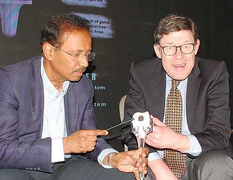 செராமிக் முழங்கால் மாற்று அறுவை சிகிச்சை குறித்து பேசும் எலும்பியல் அறுவை சிகிச்சை துறைத் தலைவா் மருத்துவா் எஸ்.ராஜசேகரன், ஜொ்மனி பேராசிரியா் மருத்துவா் மைக்கேல்வாக்னா்.