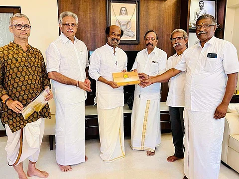 அழைப்பிதழை அளிக்கும் பாஜக மற்றும் ஆர்எஸ்எஸ் நிர்வாகிகள் | X (Twitter)