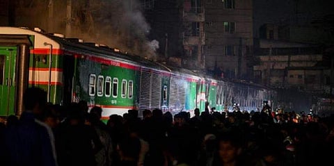 தீ பிடித்த ரயிலில் மீட்புப் பணி | AFP
