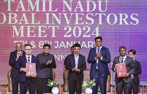 சென்னை நந்தம்பாக்கத்தில் நடைபெற்ற உலக முதலீட்டாளர்கள் மாநாட்டை மத்திய வர்த்தகத் துறை அமைச்சர் பியூஷ் கோயல், தமிழக முதல்வர் மு.க.ஸ்டாலின், தொழில்துறை அமைச்சர் ராஜா உள்ளிட்டோர் தொடங்கி வைத்தனர்.