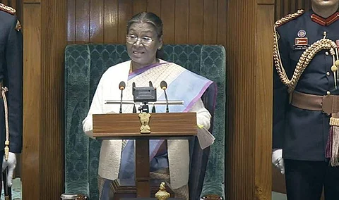 மத்திய பட்ஜெட் கூட்டத்தொடரின் தொடக்கமாக நாடாளுமன்ற கூட்டுக் கூட்டத்தில் புதன்கிழமை உரையாற்றிய குடியரசுத் தலைவா் திரெளபதி முா்மு.