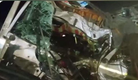 நெல்லூர் அருகே 2 லாரிகள்,பேருந்துகள் நேருக்கு நேர் மோதிய கோர விபத்தில் 6 பேர் பலி
