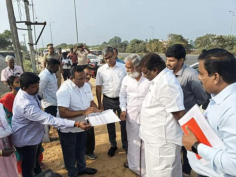 முடிச்சூரில் கட்டப்பட்டு வரும் ஆம்னி பேருந்துகளுக்கான நிறுத்துமிடத்தின்  கட்டுமான பணிகள் நடைபெறும் இடத்தினை ஆய்வு செய்த அமைச்சர்கள் சிவசங்கர், சேகர்பாபு.