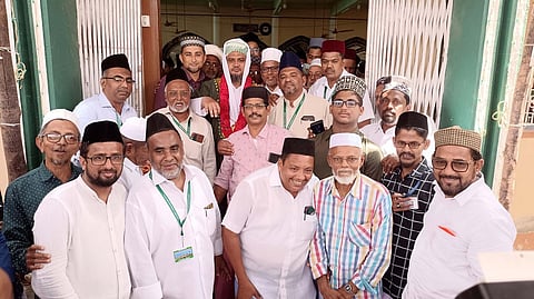 துஆ இறைஞ்சிய ஆலி­மை வழிஅனுப்பிவைத்த ஹாமிதிய்யா பைத் பிரிவினா்.