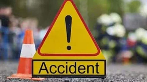 ஆற்றில் தவறி விழுந்த கார்: மூவர் பலி