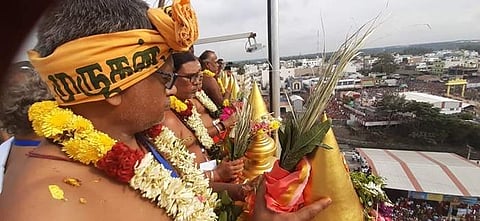 கருணாம்பிகையம்மன் உடனமா் அவிநாசிலிங்கேஸ்வரர் கோயில் கோபுர கலசத்திற்கு சிவாச்சாரியர்கள் புனித நீர் ஊற்ற கும்பாபிஷேகம் நடைபெற்றது.