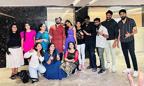 சொகுசு விடுதி நிகழ்ச்சியில் ஒன்றுகூடி புகைப்படம் எடுத்துக்கொண்ட எதிர்நீச்சல் நடிகர்கள்