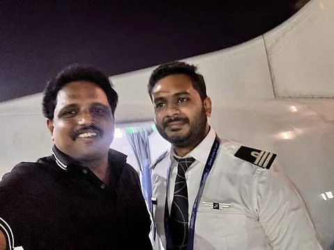 விமானியுடன் நாடாளுமன்ற உறுப்பினர் சு. வெங்கடேசன்