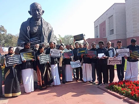 நாடாளுமன்றத்தில் கருப்பு சட்டை அணிந்து தமிழக எம்பிக்கள் போராட்டம்