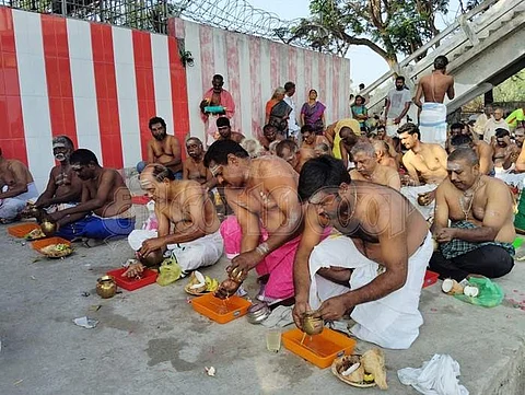 ஸ்ரீரங்கம் அம்மா மண்டபத்தில் ஆயிரக்கணக்கானோர் வழிபாடு