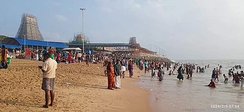 தை அமாவாசையை முன்னிட்டு திருச்செந்தூர் அருள்மிகு சுப்பிரமணிய சுவாமி திருக்கோயில் கடற்கரையில் புனித நீராடும் பக்தர்கள் கூட்டம்