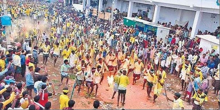 ஆந்திரத்தில் வினோத திருவிழா: 100 பேர் காயம்!