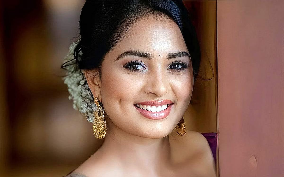 கன்னக்குழி அழகி ஸ்ருஷ்டி டாங்கே - புகைப்படங்கள்