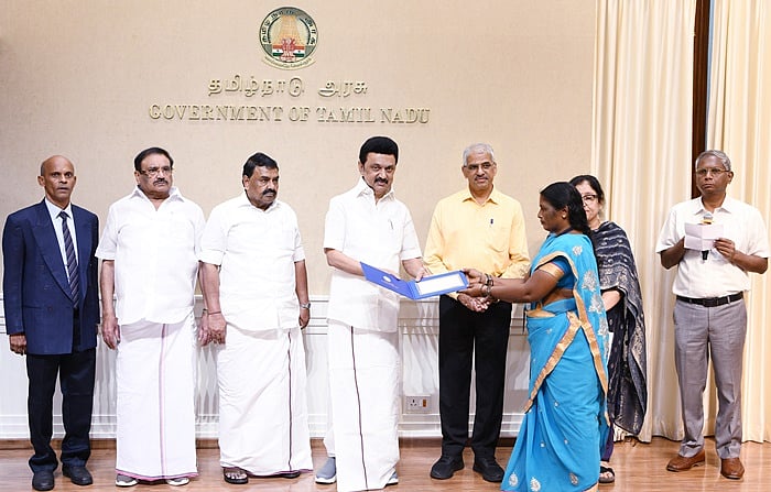 புதிய பொற்கால கடன் திட்டத்தின் கீழ் 100 பயனாளிகளுக்கு ரூ.1.32 கோடி கடனுதவி: முதல்வர் வழங்கினார்