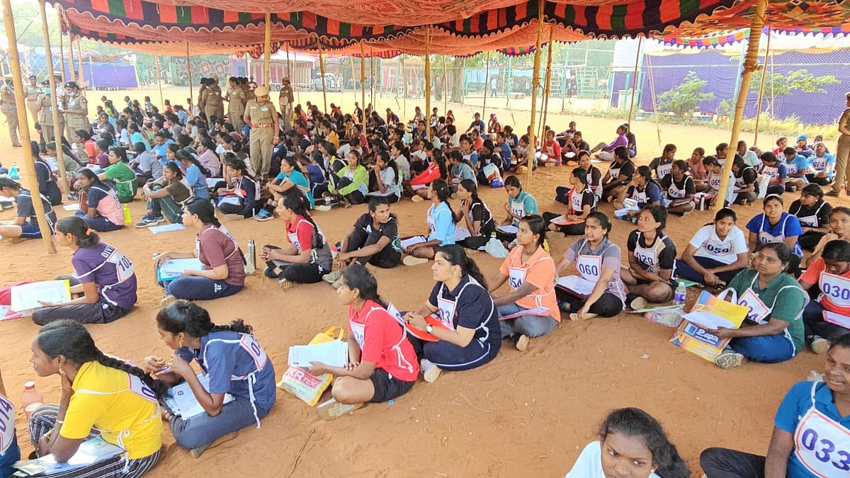 <div class="paragraphs"><p>உடல் தகுதித் தேர்வுக்கு காத்திருப்போர்</p></div>