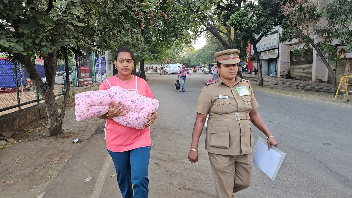 பிறந்து 10 நாள்களேயான கைக்குழந்தையுடன் உடல்தகுதி தேர்விற்கு வந்த இளம் பெண்!