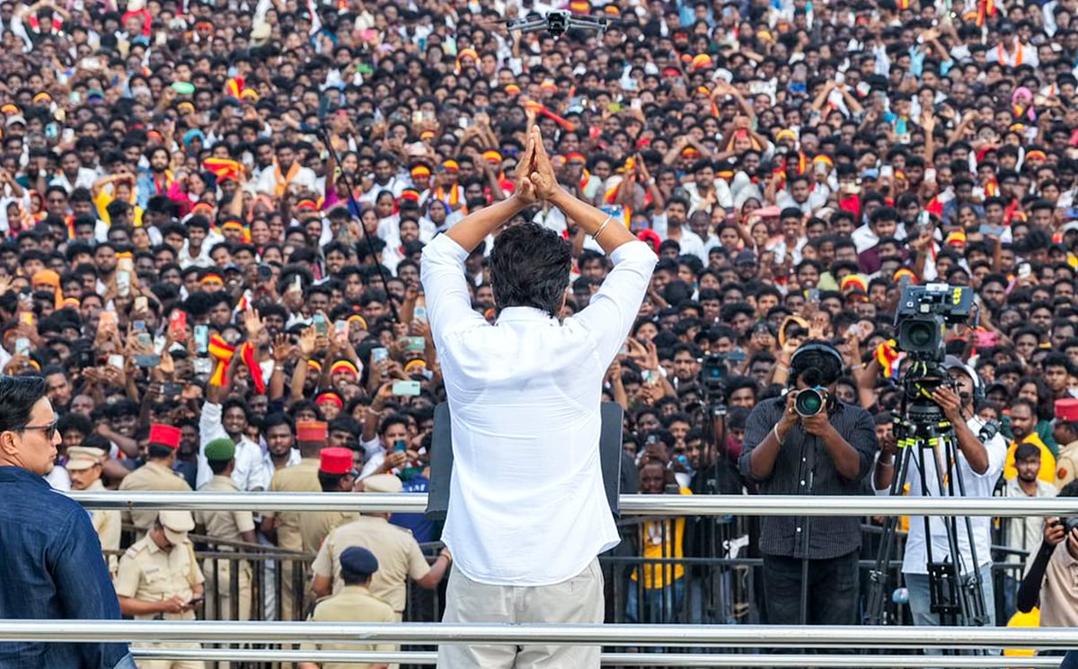 தவெக கூட்டத்தில் விஜய்