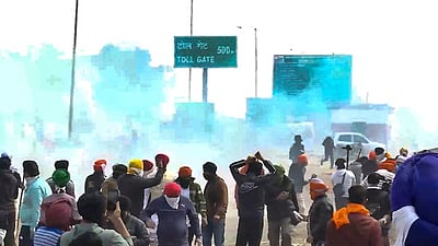 தில்லி விவசாயிகள் மீது கண்ணீர் புகை குண்டு வீச்சு!