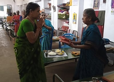 முதியவா்களுக்கு மதிய விருந்து