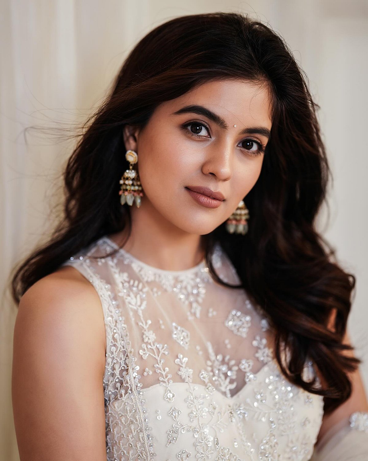 தெறிக்கவிடும் அழகில் அமிர்தா ஐயர்