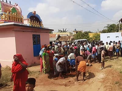 அவிநாசி அருகே பொதுப்பாதை ஆக்கிரமிப்பு: பொதுக் கிணறு தோண்ட தொடங்கிய கிராம மக்கள்!